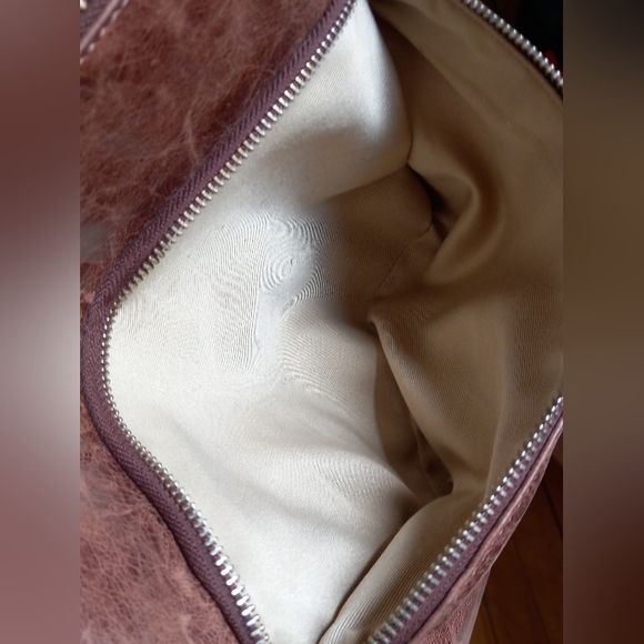 Danier Messenger Crossbody Leather Purse - Picture 9 of 13